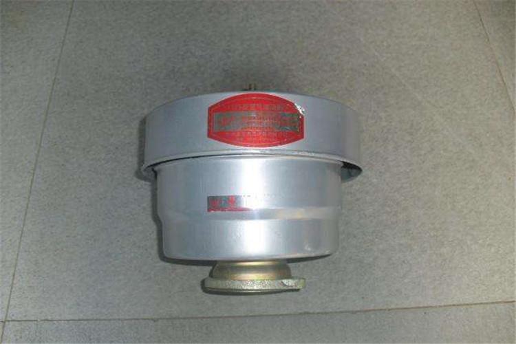 有人在保养柴油机OD在线体育网时，拆开滤清器后，发现其内部和滤芯特别洁净没有一点杂质和水分，即以为运用的柴油非常洁净