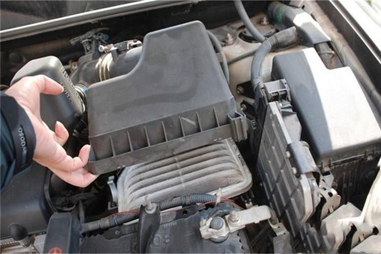 干式OD在线体育网在维护时，取出滤芯，轻轻敲击端面，灰尘即可掉下，同时可用毛刷轻刷沾污表面