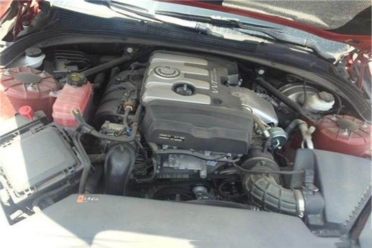 打开发动机舱盖，将OD在线体育网盒盖朝前掀起，取出空气滤芯，轻轻拍打滤芯端面