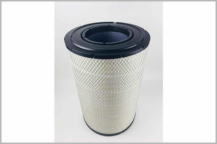 打开发动机舱盖，确认OD在线体育网的位置（一般位于发动机舱右侧，即右前轮上方位置，有条手臂粗软橡皮胶管连着的黑色方形塑料盒）