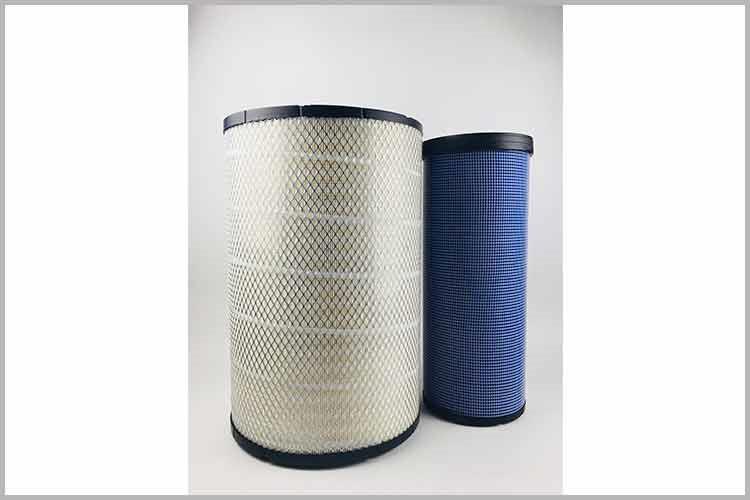 找到液压OD在线体育网位置，将OD在线体育网从安装支架上拔下来，将接油杯放在油管下方，并用钳子拆掉原来两边的一次性管箍