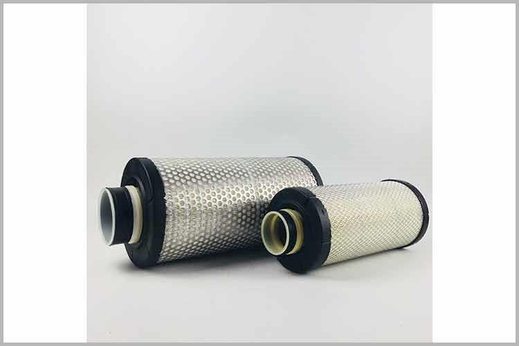 打开发动机舱盖，将OD在线体育网盒盖朝前掀起，取出空气滤芯，轻轻拍打滤芯端面