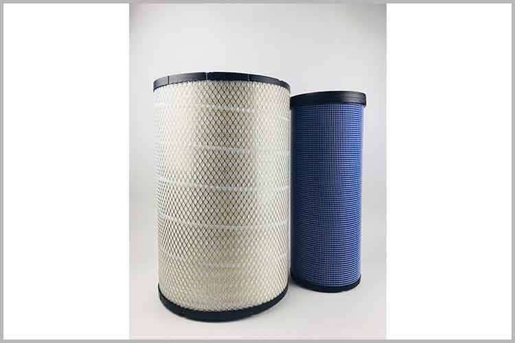 一般装有客车OD在线体育网的塑料盒子上面有卡子固定的，只需朝上轻轻掰起两个金属卡子