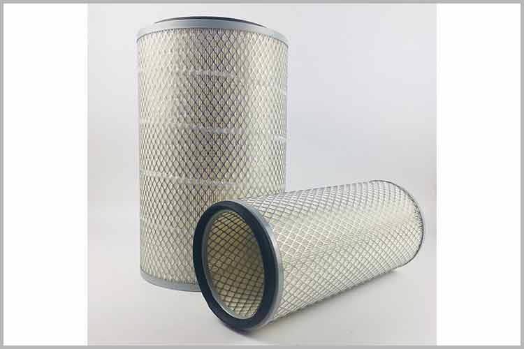 在安装新客车OD在线体育网之前，需要对空滤盒底部进行彻底的清理，把空滤下面的尘土清除干净